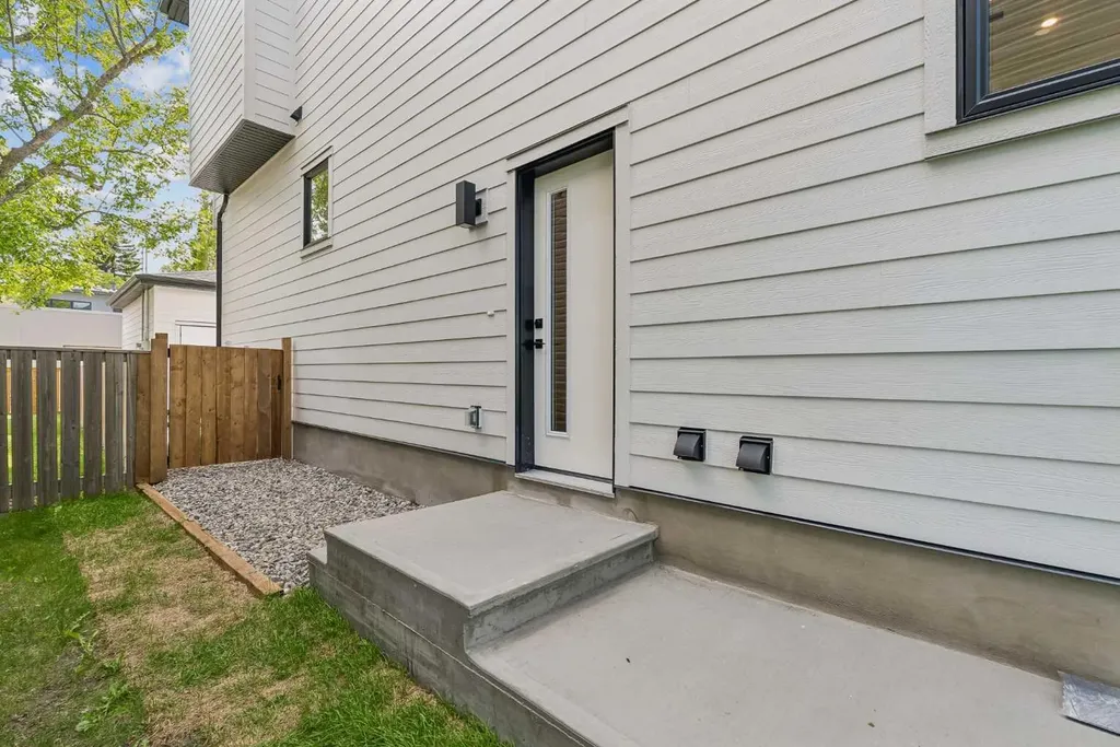 1025 32 Avenue NW Calgary AB T2K 0B2