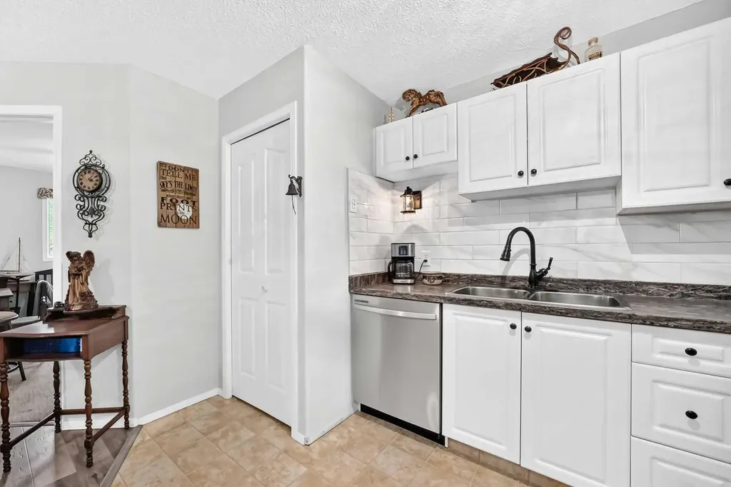 5000 Somervale Court SW Calgary AB T2Y4M1
