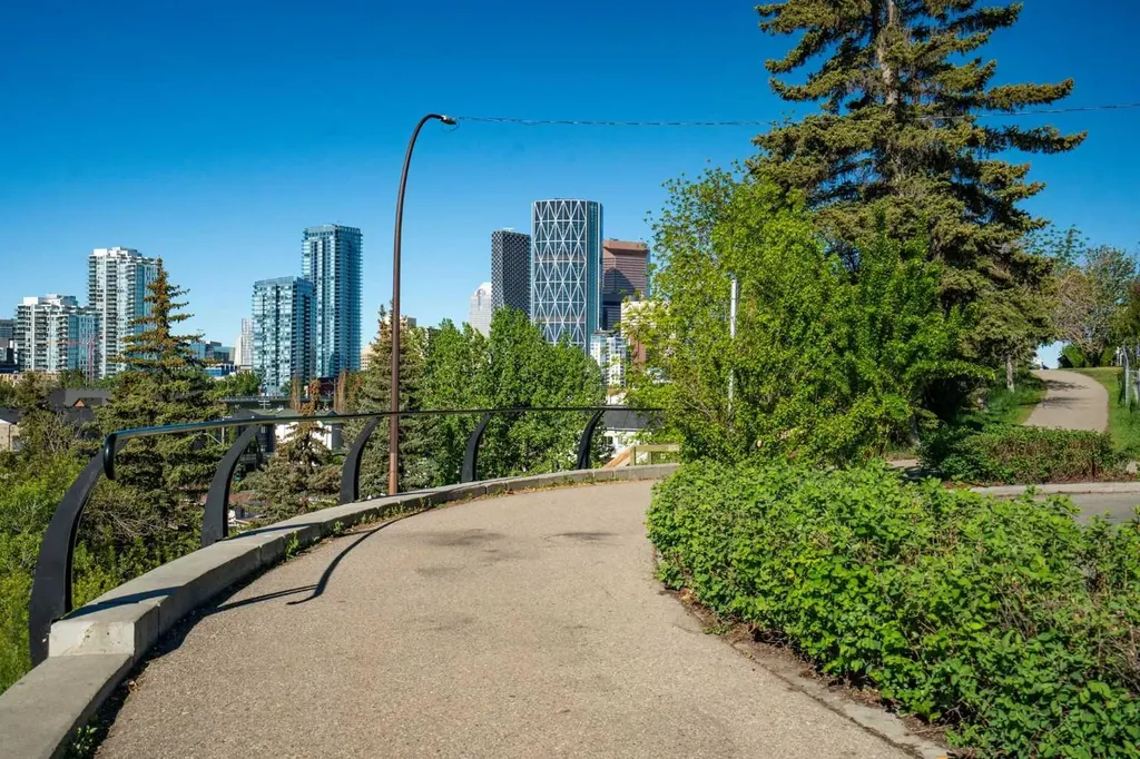 521 10 Avenue NE Calgary AB T2E0X7