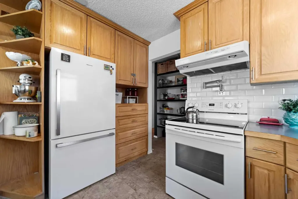 3609 A 66a Street Camrose AB T4V3H4