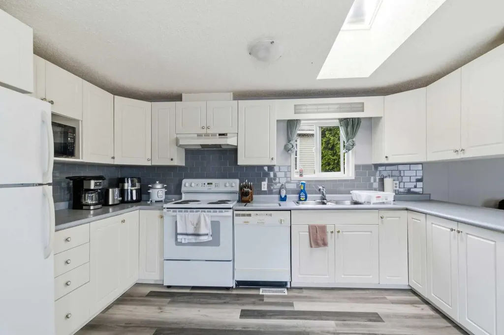 329 Greenwich Lane Fort Mcmurray AB T9H 3X6
