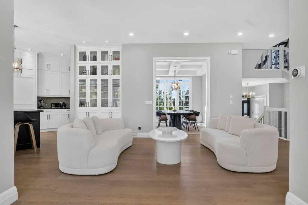 11 Elveden Place SW Calgary AB T3H 0L1
