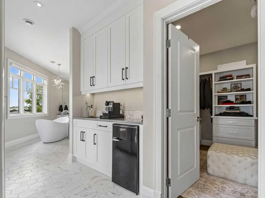 11 Elveden Place SW Calgary AB T3H 0L1