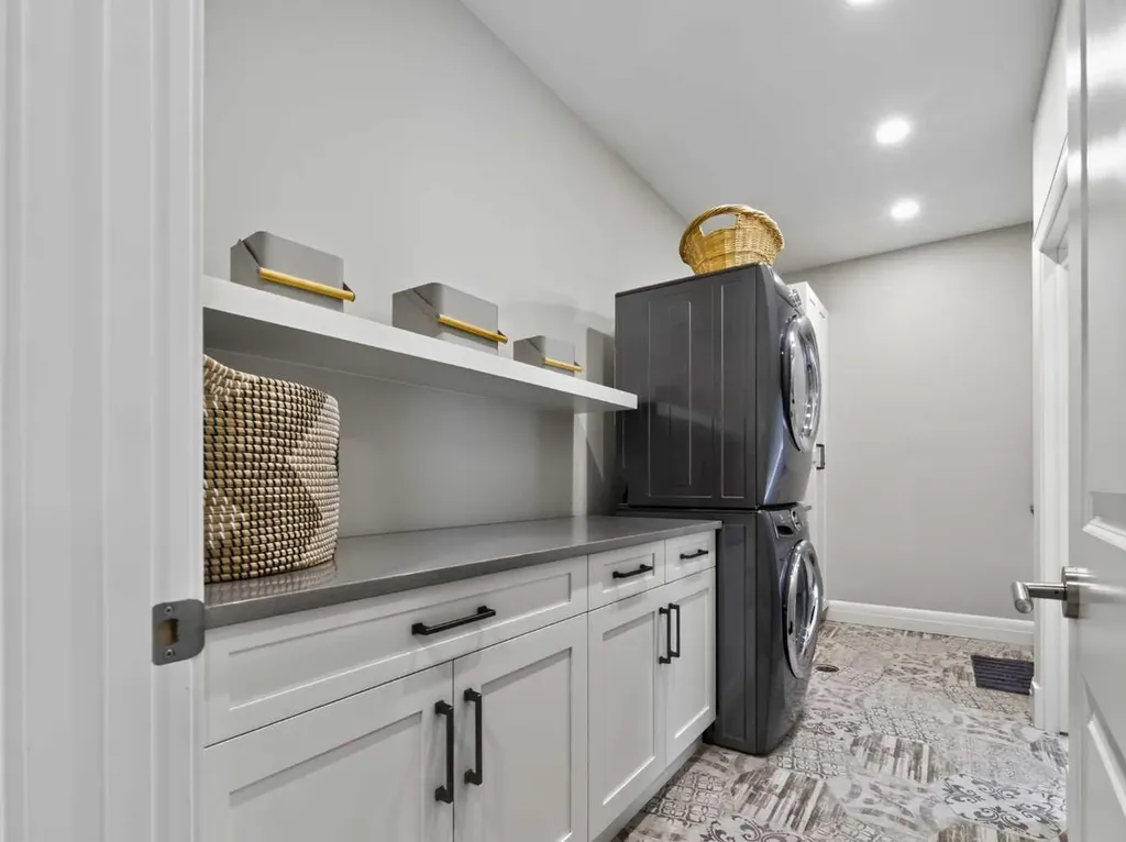11 Elveden Place SW Calgary AB T3H 0L1