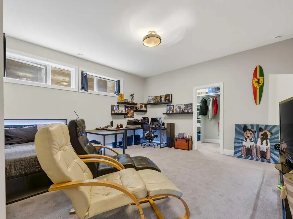 11 Elveden Place SW Calgary AB T3H 0L1