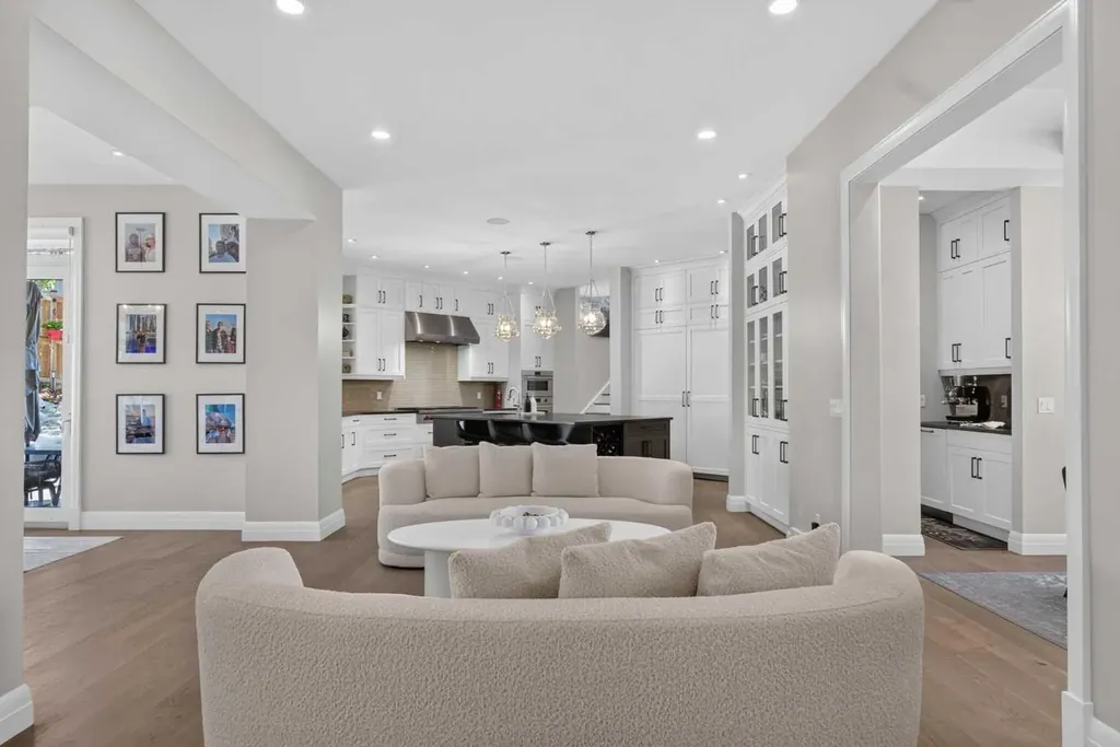 11 Elveden Place SW Calgary AB T3H 0L1