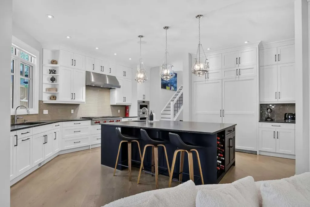 11 Elveden Place SW Calgary AB T3H 0L1