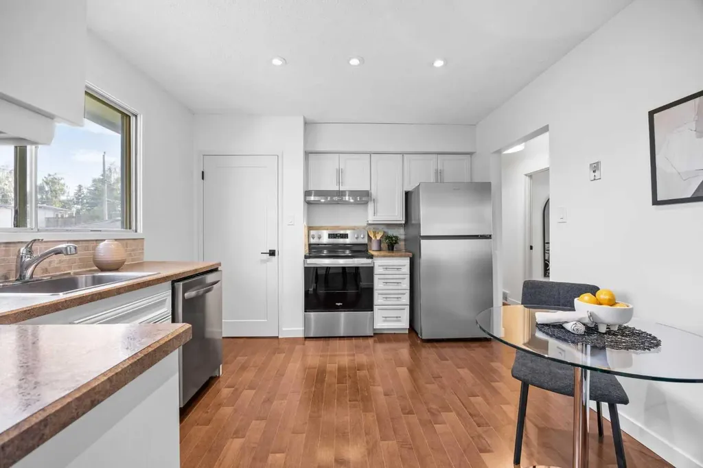 4952 Vanguard Road NW Calgary AB T3A 0R5