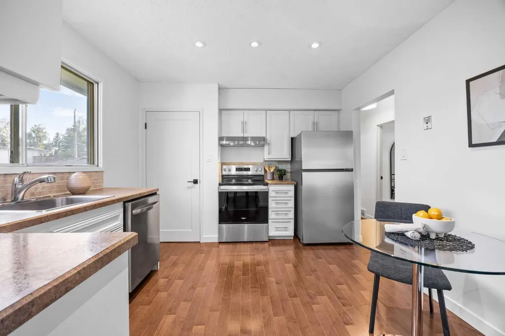 4952 Vanguard Road NW Calgary AB T3A 0R5