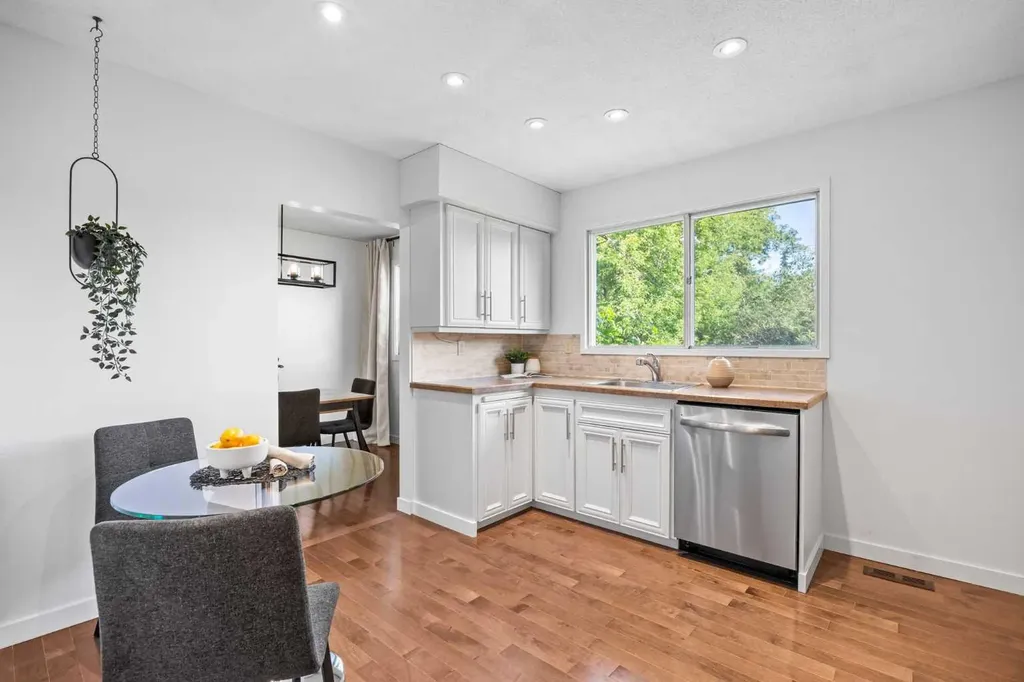 4952 Vanguard Road NW Calgary AB T3A 0R5