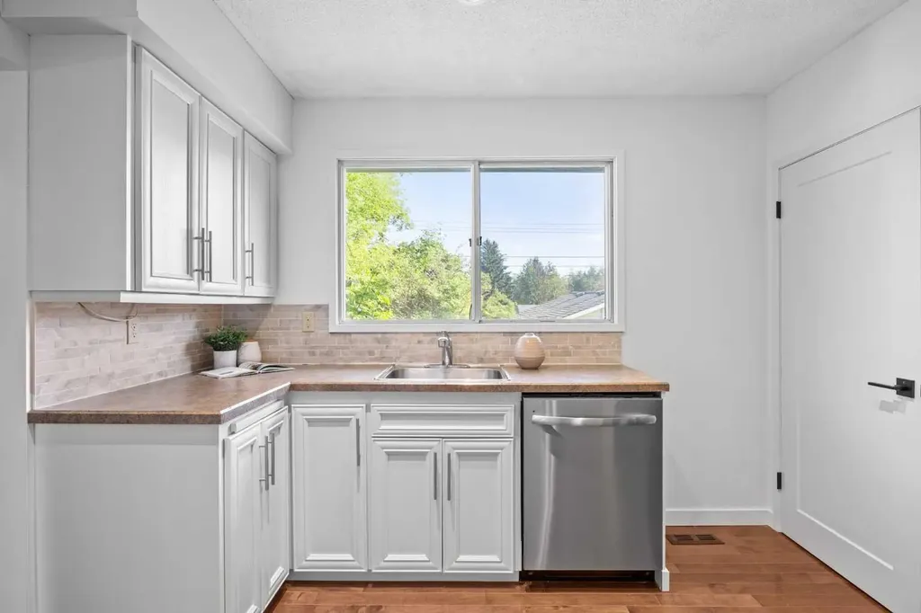 4952 Vanguard Road NW Calgary AB T3A 0R5