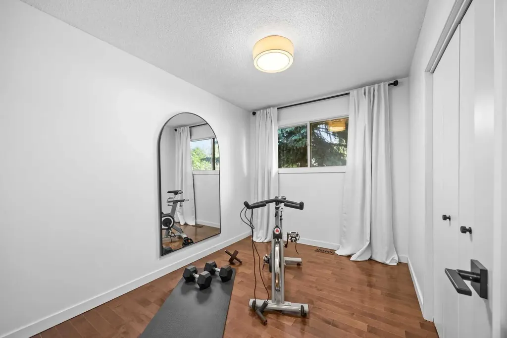 4952 Vanguard Road NW Calgary AB T3A 0R5