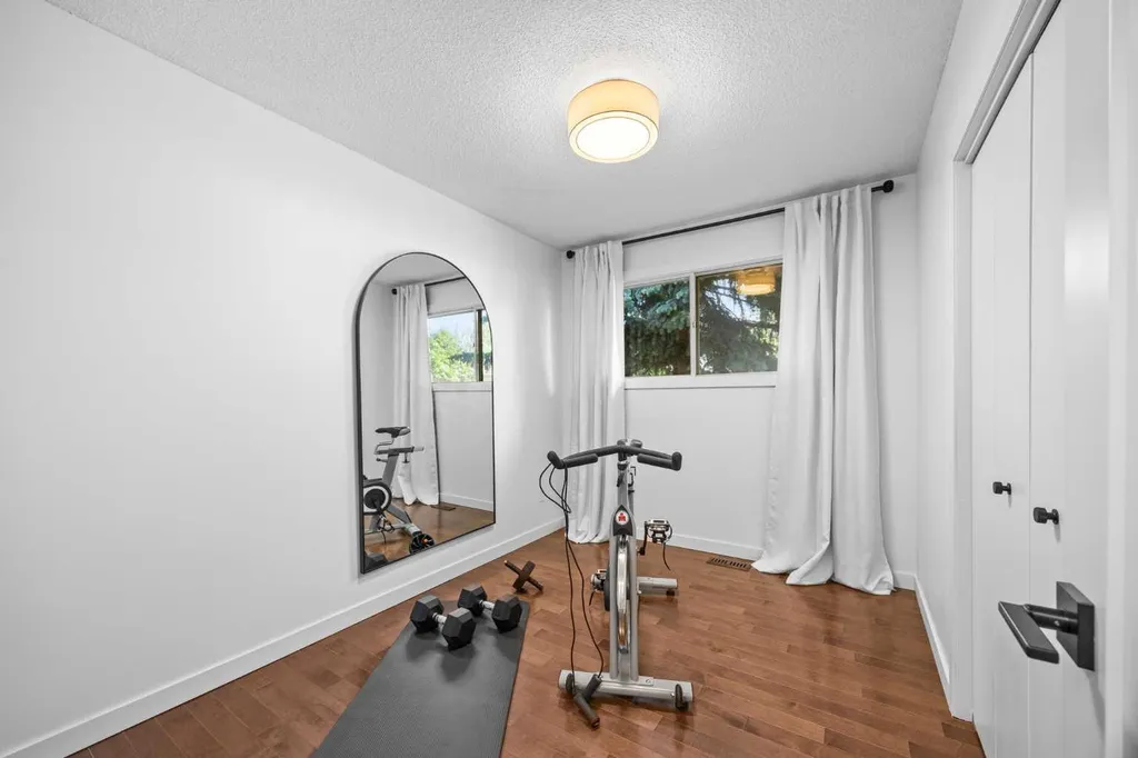 4952 Vanguard Road NW Calgary AB T3A 0R5