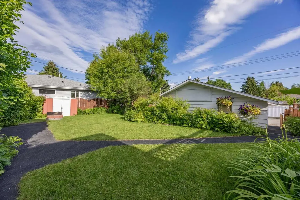 4952 Vanguard Road NW Calgary AB T3A 0R5