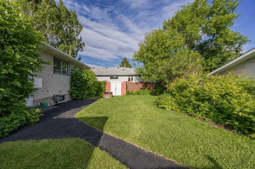 4952 Vanguard Road NW Calgary AB T3A 0R5