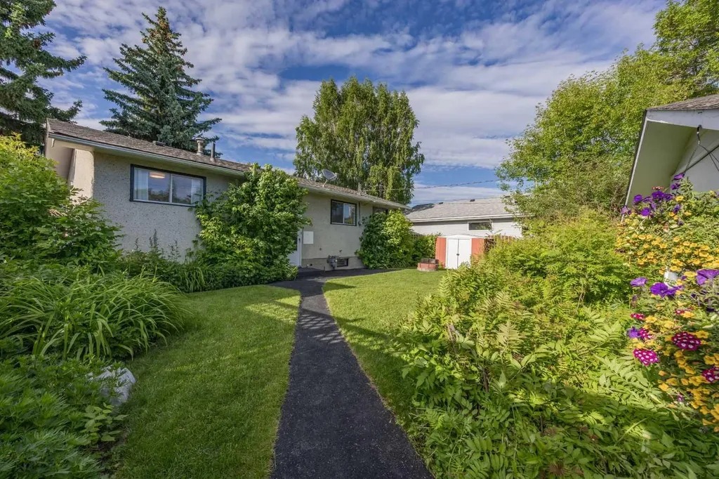 4952 Vanguard Road NW Calgary AB T3A 0R5