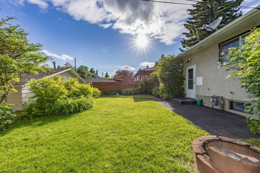 4952 Vanguard Road NW Calgary AB T3A 0R5