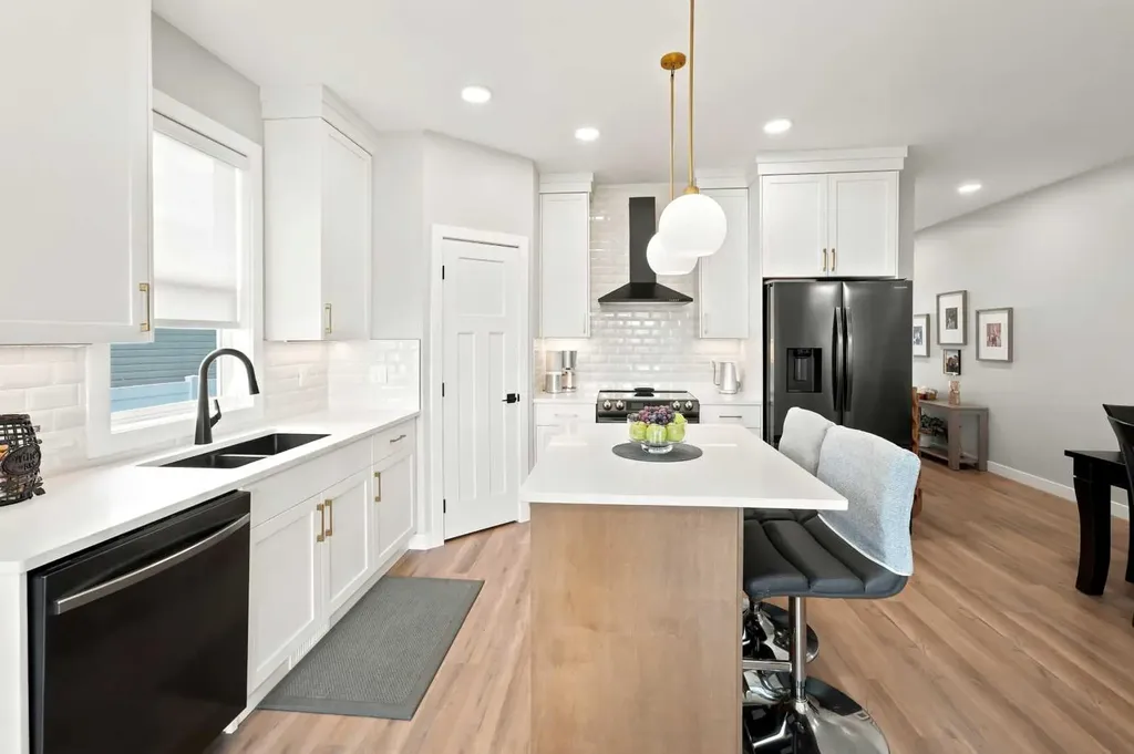 99 Gray Close Sylvan Lake AB T4S 0W4