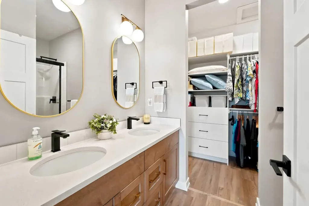 99 Gray Close Sylvan Lake AB T4S 0W4