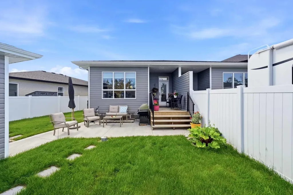 99 Gray Close Sylvan Lake AB T4S 0W4