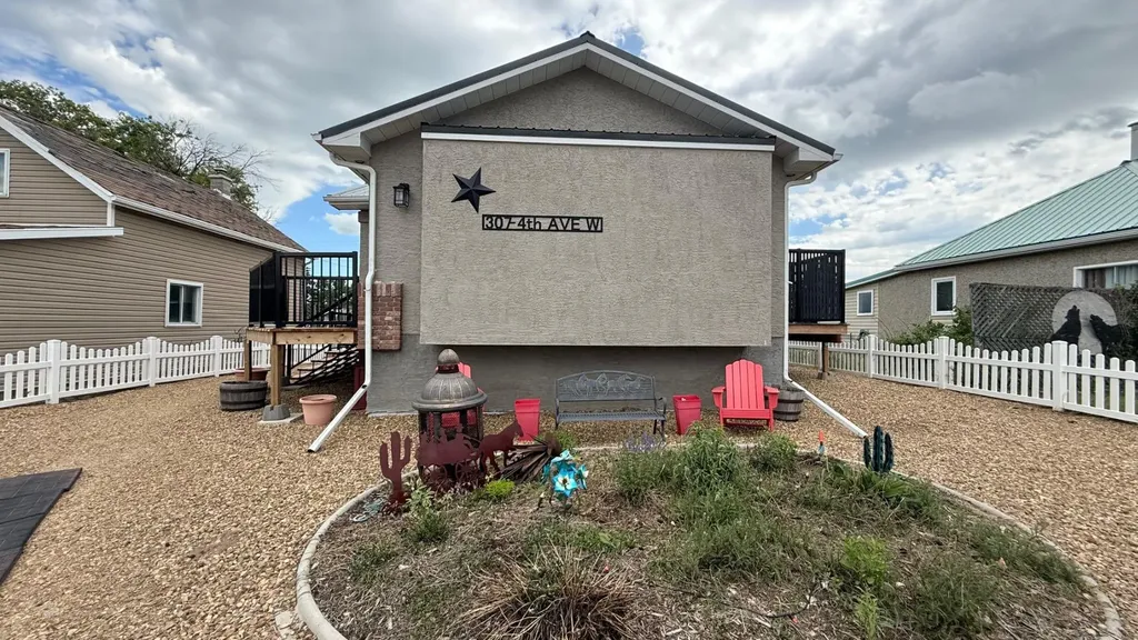 307 4 Avenue W Hanna AB T0J1P0