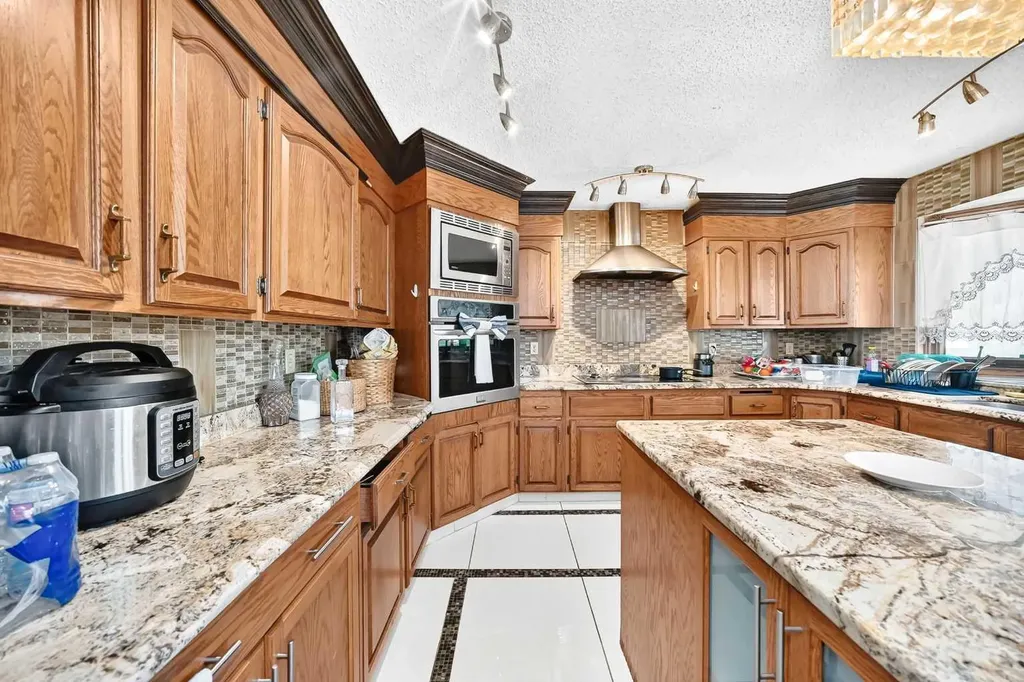 204 Deer Ridge Way SE Calgary AB T2J 5Y6