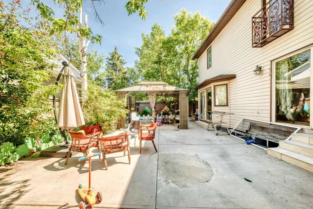 204 Deer Ridge Way SE Calgary AB T2J 5Y6