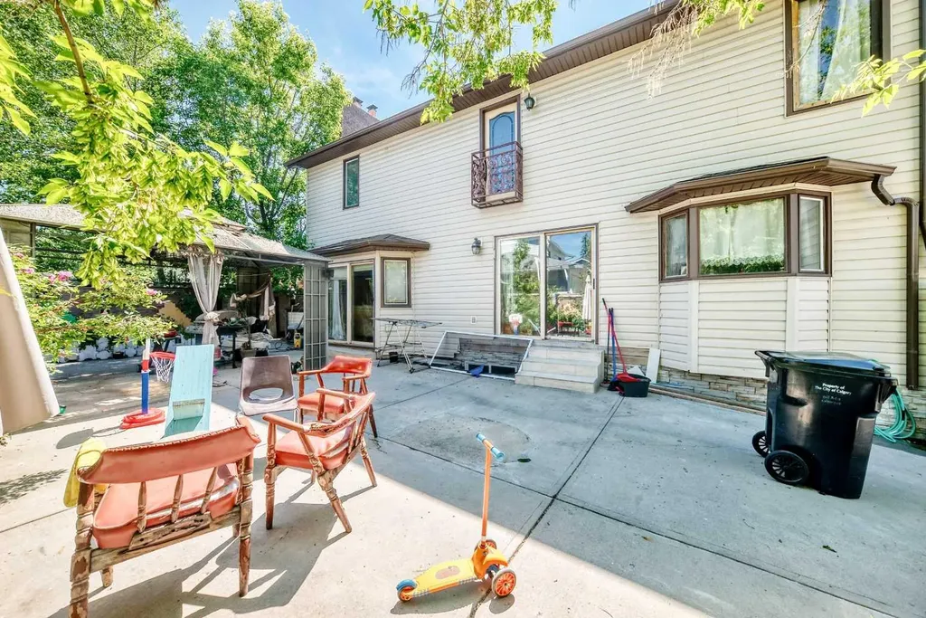 204 Deer Ridge Way SE Calgary AB T2J 5Y6