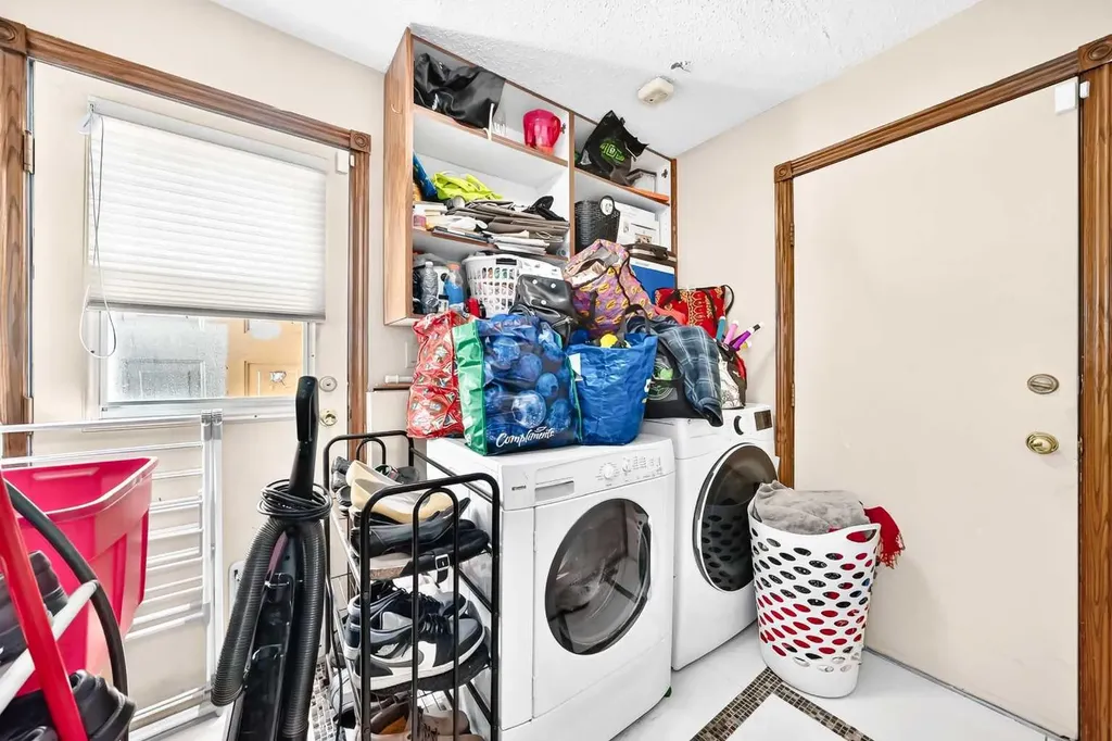 204 Deer Ridge Way SE Calgary AB T2J 5Y6
