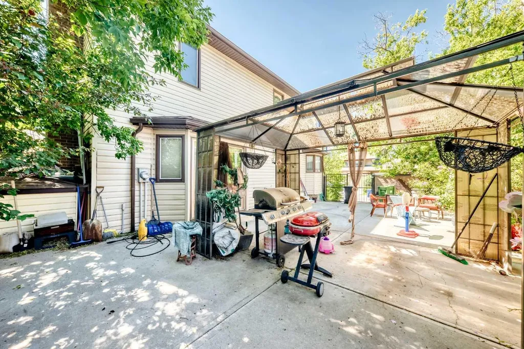 204 Deer Ridge Way SE Calgary AB T2J 5Y6