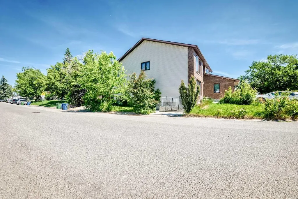 204 Deer Ridge Way SE Calgary AB T2J 5Y6