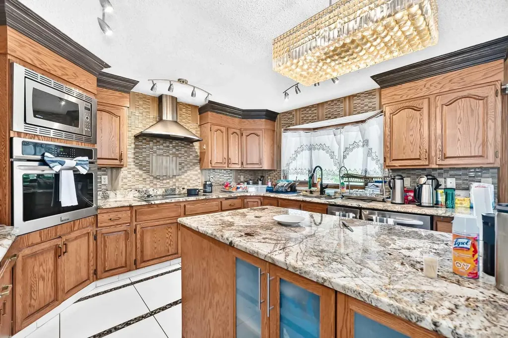 204 Deer Ridge Way SE Calgary AB T2J 5Y6