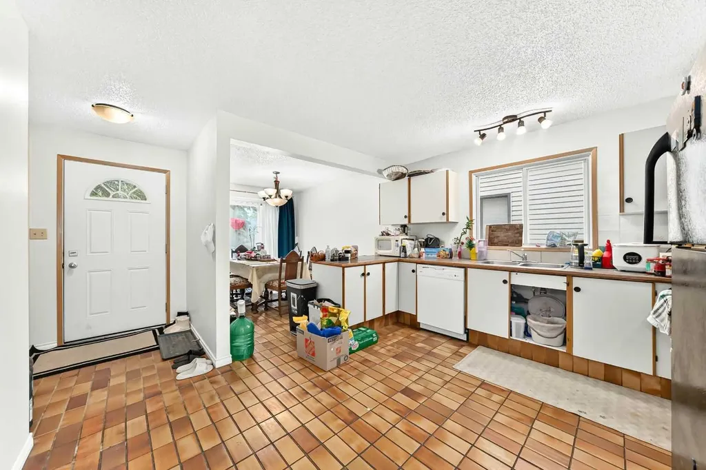 454 20 Avenue NW Calgary AB T2M 1C4