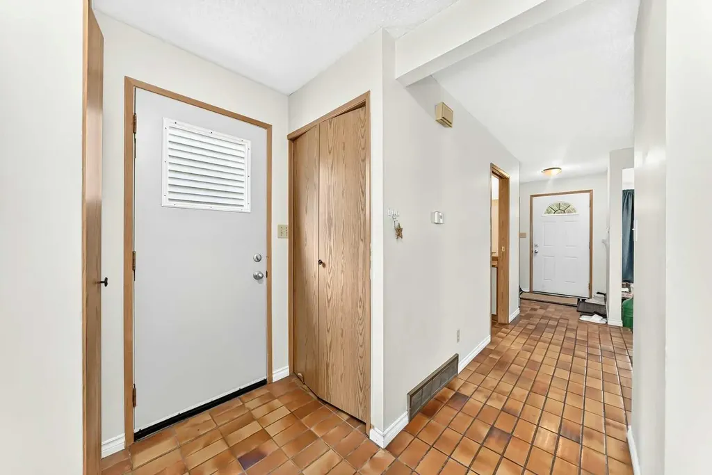 454 20 Avenue NW Calgary AB T2M 1C4