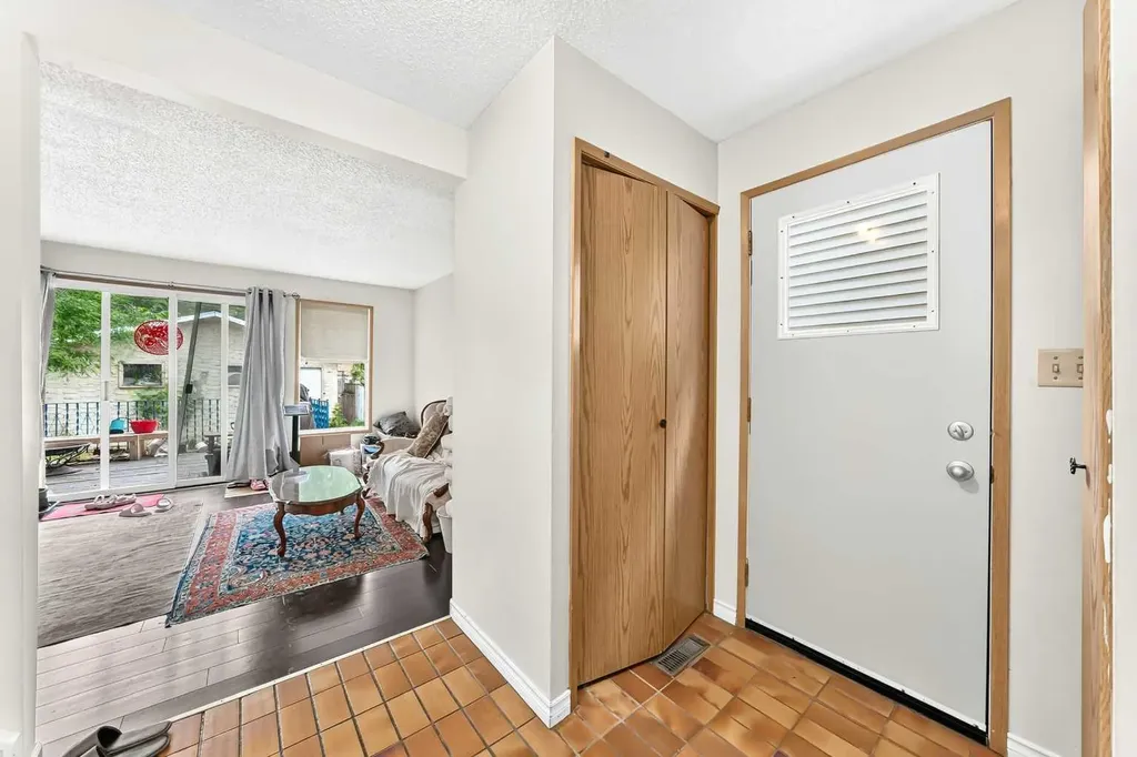454 20 Avenue NW Calgary AB T2M 1C4