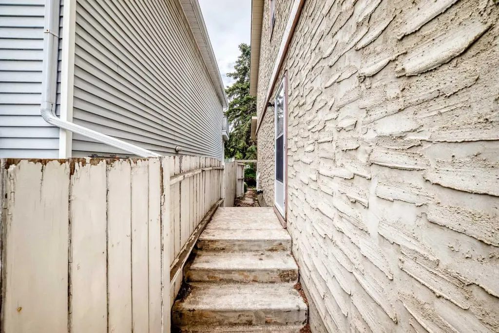 454 20 Avenue NW Calgary AB T2M 1C4
