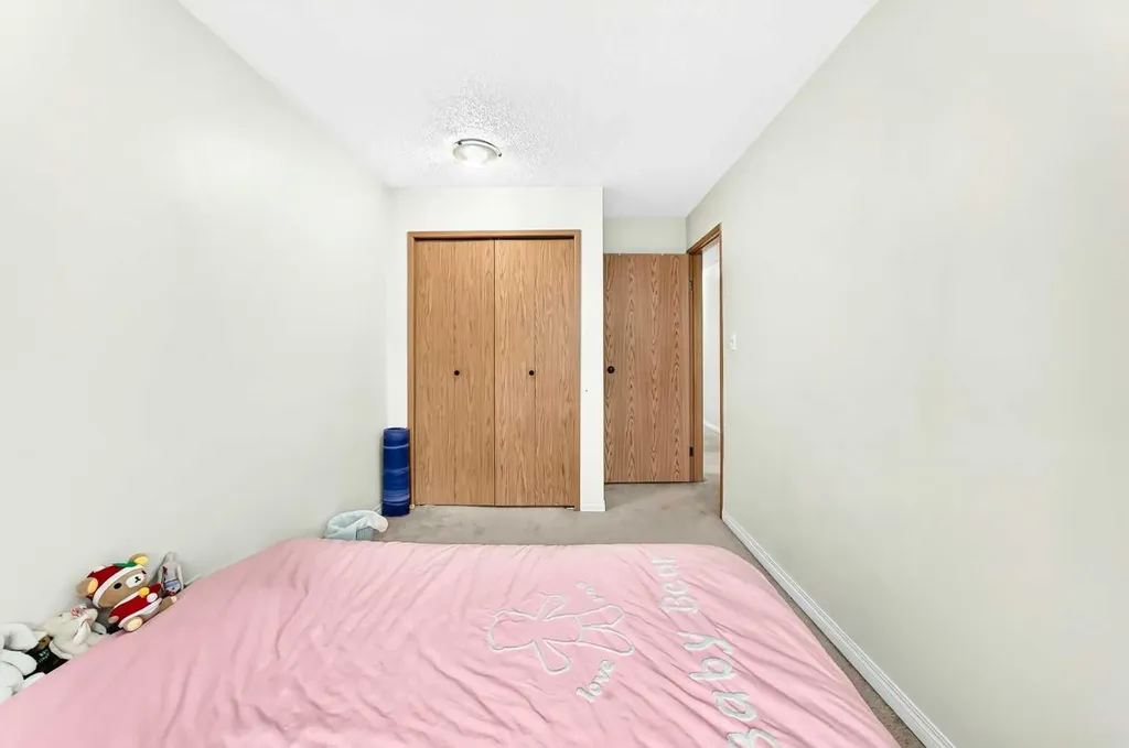 454 20 Avenue NW Calgary AB T2M 1C4