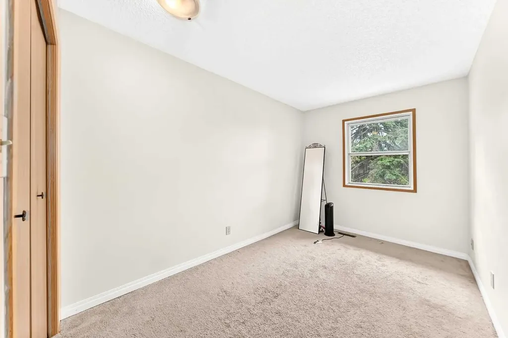454 20 Avenue NW Calgary AB T2M 1C4