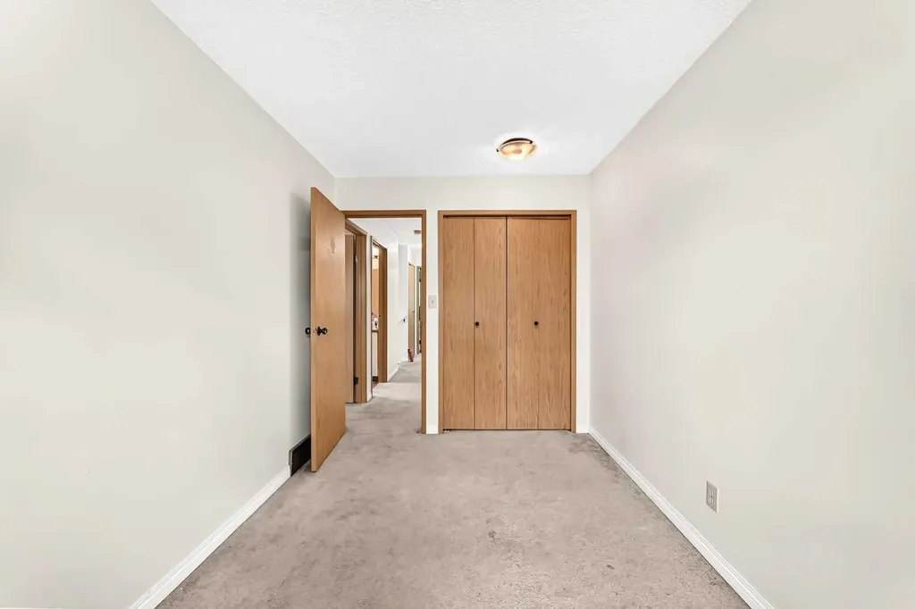 454 20 Avenue NW Calgary AB T2M 1C4
