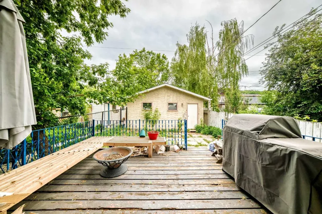 454 20 Avenue NW Calgary AB T2M 1C4