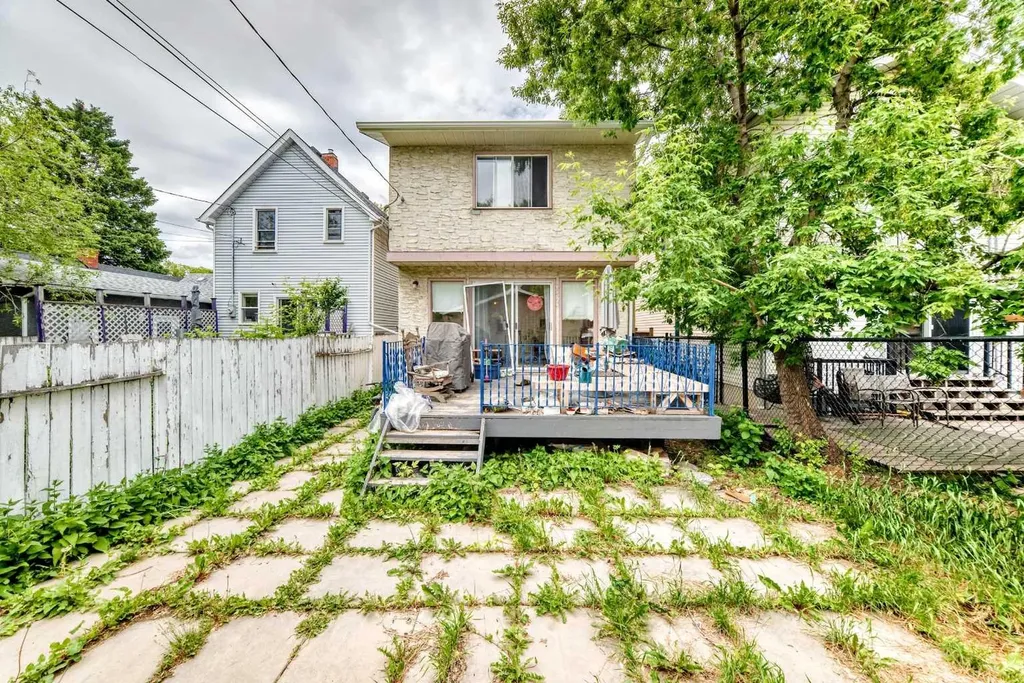 454 20 Avenue NW Calgary AB T2M 1C4