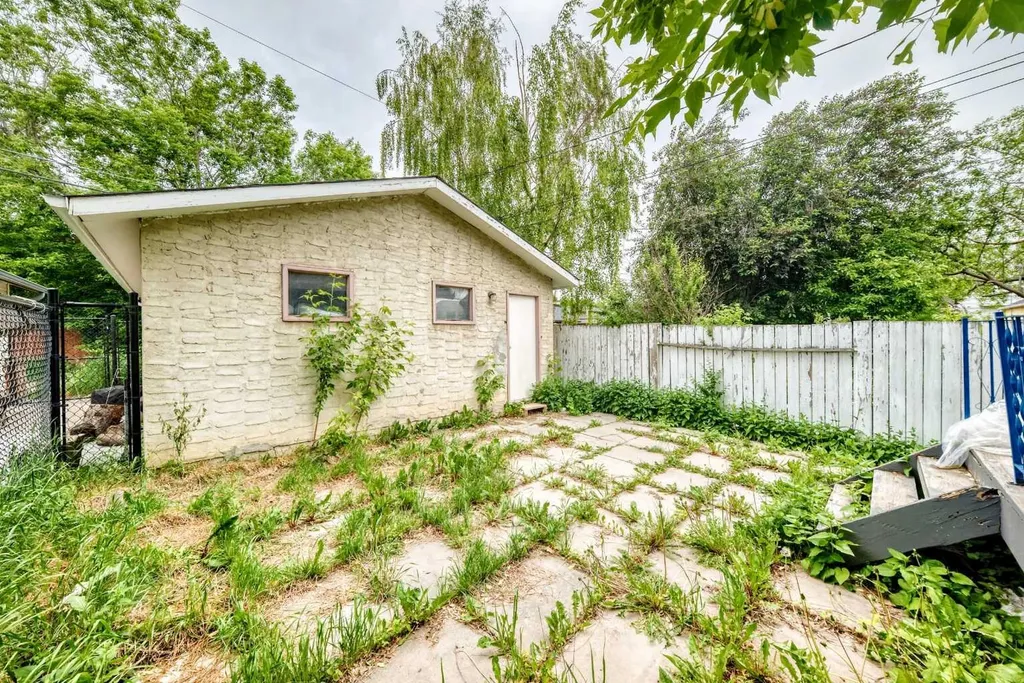 454 20 Avenue NW Calgary AB T2M 1C4