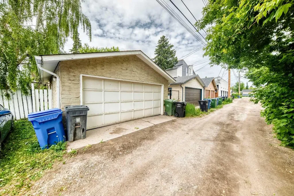 454 20 Avenue NW Calgary AB T2M 1C4