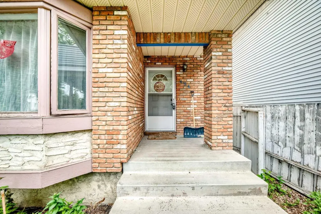 454 20 Avenue NW Calgary AB T2M 1C4
