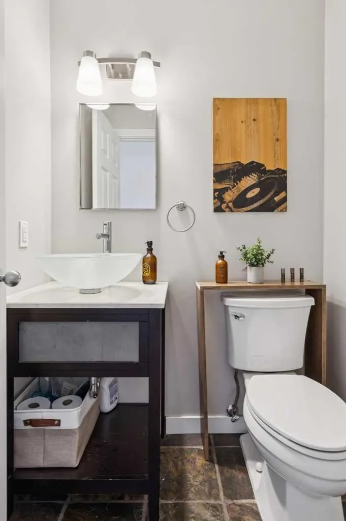 2621C 1 Avenue NW Calgary AB T2N 0C5