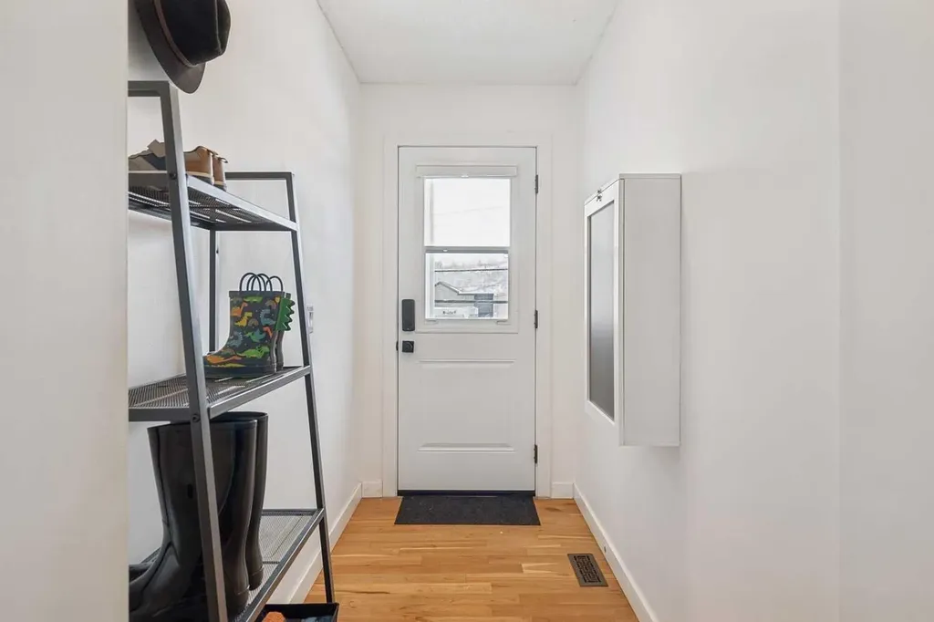 2621C 1 Avenue NW Calgary AB T2N 0C5