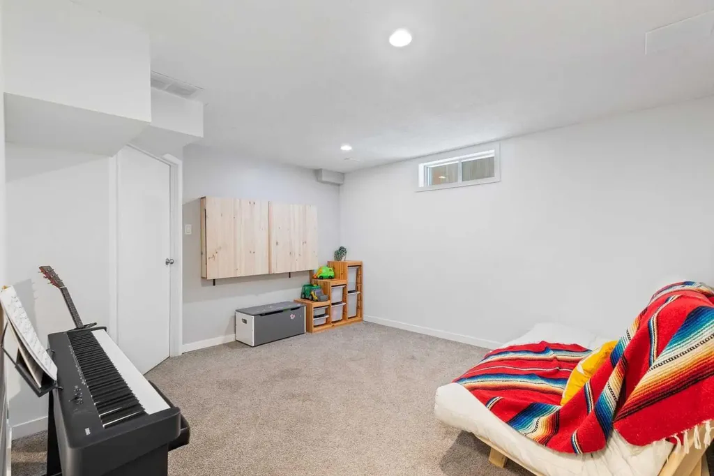 2621C 1 Avenue NW Calgary AB T2N 0C5