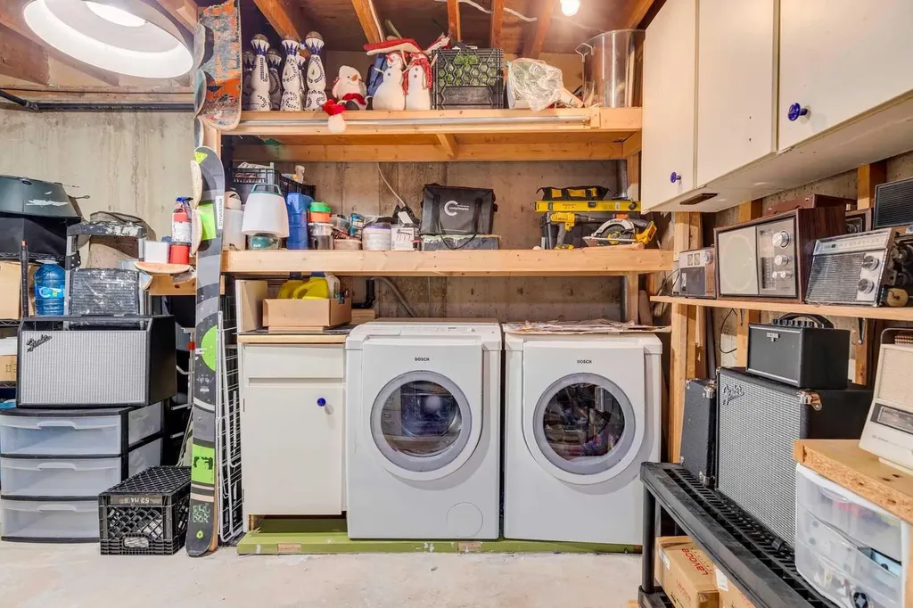 2621C 1 Avenue NW Calgary AB T2N 0C5