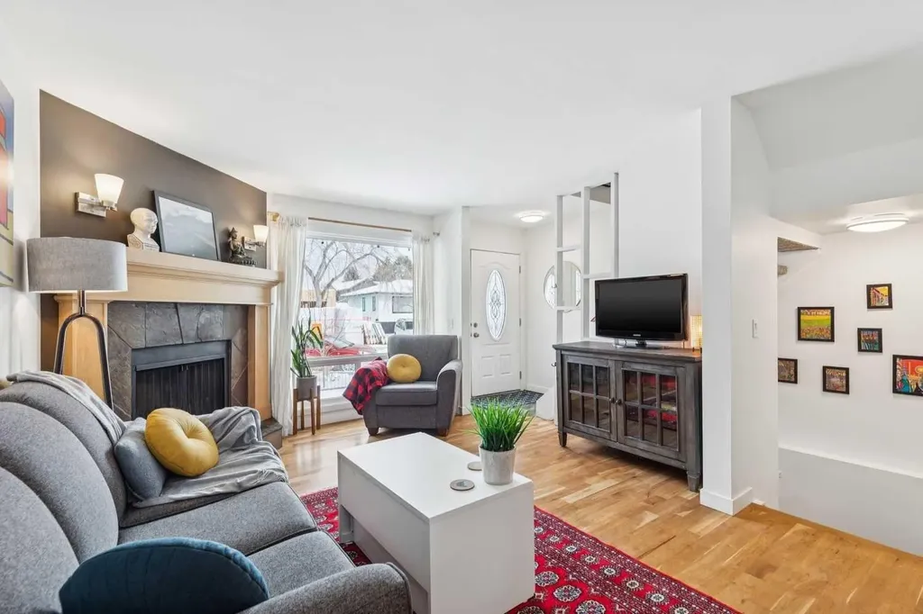2621C 1 Avenue NW Calgary AB T2N 0C5
