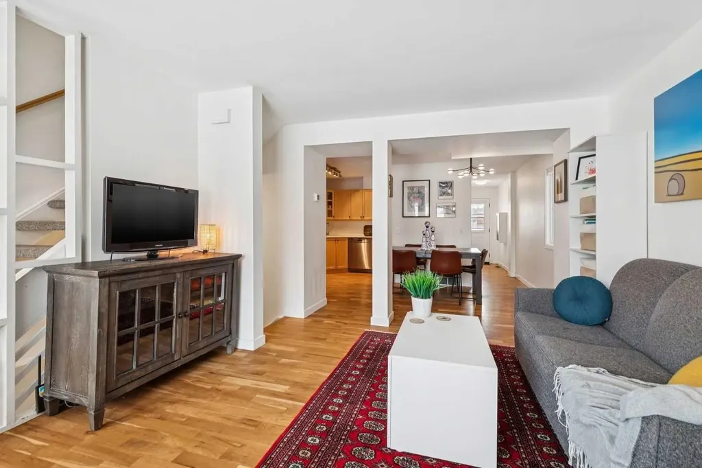 2621C 1 Avenue NW Calgary AB T2N 0C5